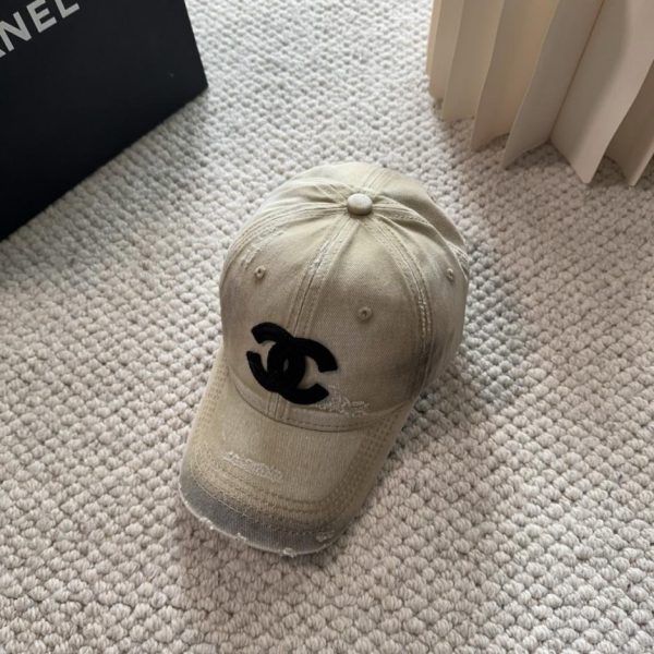 designer,replica,clothing,fake,1:1,lv,luxury,high quality Chanel’s new Fall/Winter collection features classic casual and trendy baseball caps (V4TLOO).