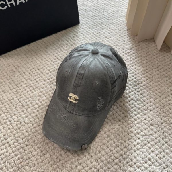 designer,replica,clothing,fake,1:1,lv,luxury,high quality Chanel’s new Fall/Winter collection features classic casual and trendy baseball caps (WHGHV5).