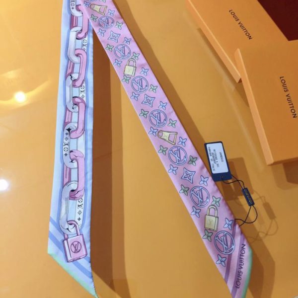 designer,replica,clothing,fake,1:1,lv,luxury,high quality The LV headband features the Monogram pattern, paying homage to the brand’s classic design (E4EFES).