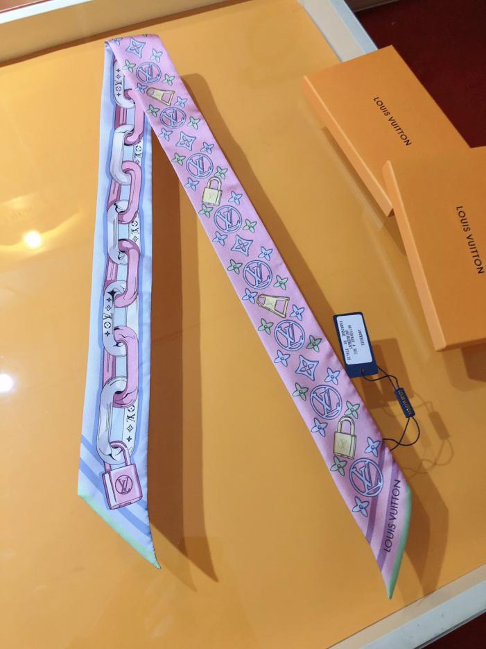designer,replica,clothing,fake,1:1,lv,luxury,high quality The LV headband features the Monogram pattern, paying homage to the brand’s classic design (E4EFES). designer,replica,clothing,fake,1:1,lv,luxury,high quality The LV headband features the Monogram pattern, paying homage to the brand’s classic design (E4EFES).