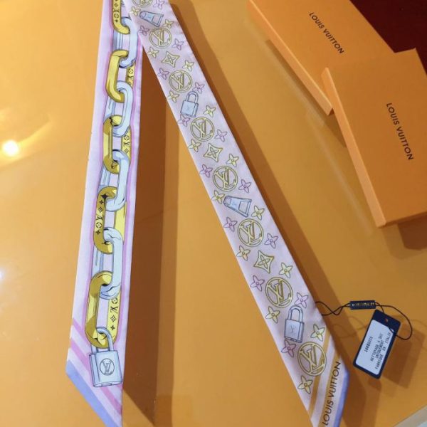 designer,replica,clothing,fake,1:1,lv,luxury,high quality The LV headband features the Monogram pattern, a tribute to the brand’s classic design (VUHOIL).