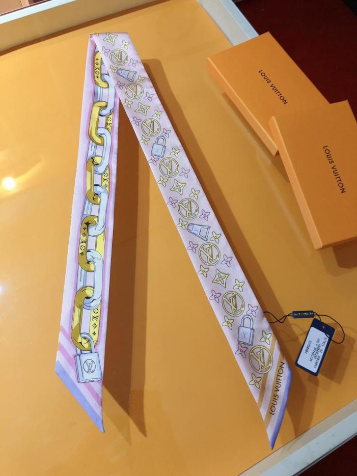 designer,replica,clothing,fake,1:1,lv,luxury,high quality The LV headband features the Monogram pattern, a tribute to the brand’s classic design (VUHOIL). designer,replica,clothing,fake,1:1,lv,luxury,high quality The LV headband features the Monogram pattern, a tribute to the brand’s classic design (VUHOIL).