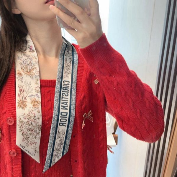 designer,replica,clothing,fake,1:1,lv,luxury,high quality This Mitzah scarf is crafted from a white and gold mulberry silk twill fabric (IW9JQY).