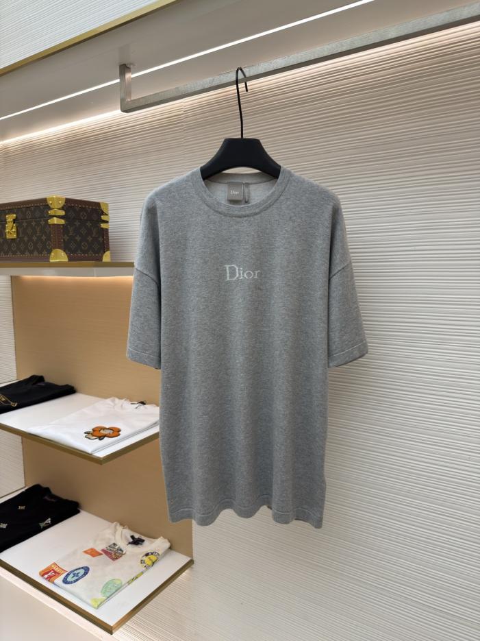 designer,replica,clothing,fake,1:1,lv,luxury,high quality Dior solid color large logo embroidered knit short-sleeved top (SEUTS0) designer,replica,clothing,fake,1:1,lv,luxury,high quality Dior solid color large logo embroidered knit short-sleeved top (SEUTS0)