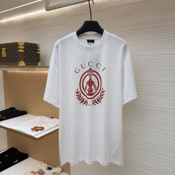 designer,replica,clothing,fake,1:1,lv,luxury,high quality Gucci Red Armor Crew Neck Short-Sleeve T-Shirt (UXB0V7)