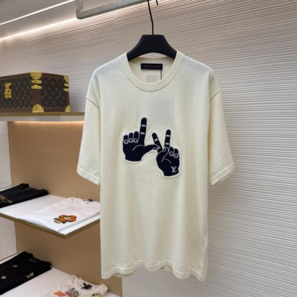 designer,replica,clothing,fake,1:1,lv,luxury,high quality LOUIS VUITTON Letter Gesture Color Block Embroidered Knit Short-Sleeve T-Shirt (BJ7YUS)