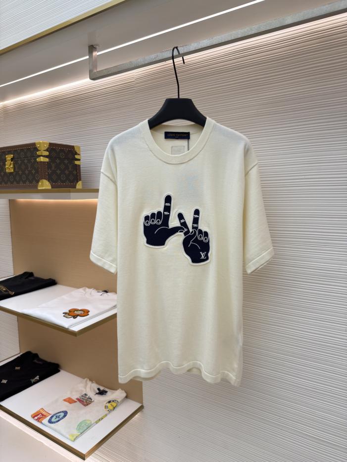 designer,replica,clothing,fake,1:1,lv,luxury,high quality LOUIS VUITTON Letter Gesture Color Block Embroidered Knit Short-Sleeve T-Shirt (BJ7YUS) designer,replica,clothing,fake,1:1,lv,luxury,high quality LOUIS VUITTON Letter Gesture Color Block Embroidered Knit Short-Sleeve T-Shirt (BJ7YUS)