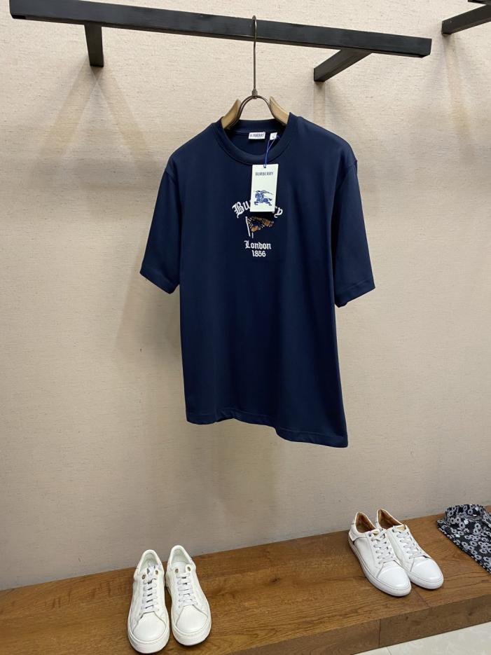 designer,replica,clothing,fake,1:1,lv,luxury,high quality Burberry checkered flag embroidered crew neck short-sleeved shirt (R06TM0) designer,replica,clothing,fake,1:1,lv,luxury,high quality Burberry checkered flag embroidered crew neck short-sleeved shirt (R06TM0)