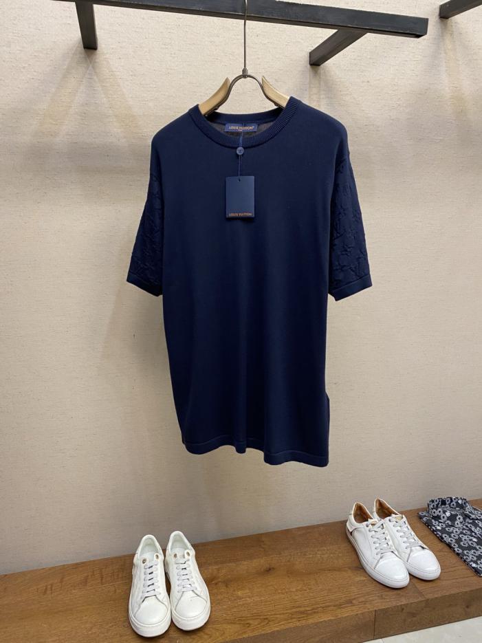 designer,replica,clothing,fake,1:1,lv,luxury,high quality Pharrell Williams’ debut in Louis Vuitton: Intarsia wool knit short-sleeved T-shirt (470MZF) designer,replica,clothing,fake,1:1,lv,luxury,high quality Pharrell Williams’ debut in Louis Vuitton: Intarsia wool knit short-sleeved T-shirt (470MZF)