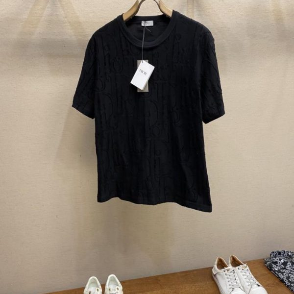 designer,replica,clothing,fake,1:1,lv,luxury,high quality Dior’s early autumn collection features a cotton jacquard T-shirt (ARR89X) adorned with classic Oblique jacquard weave.