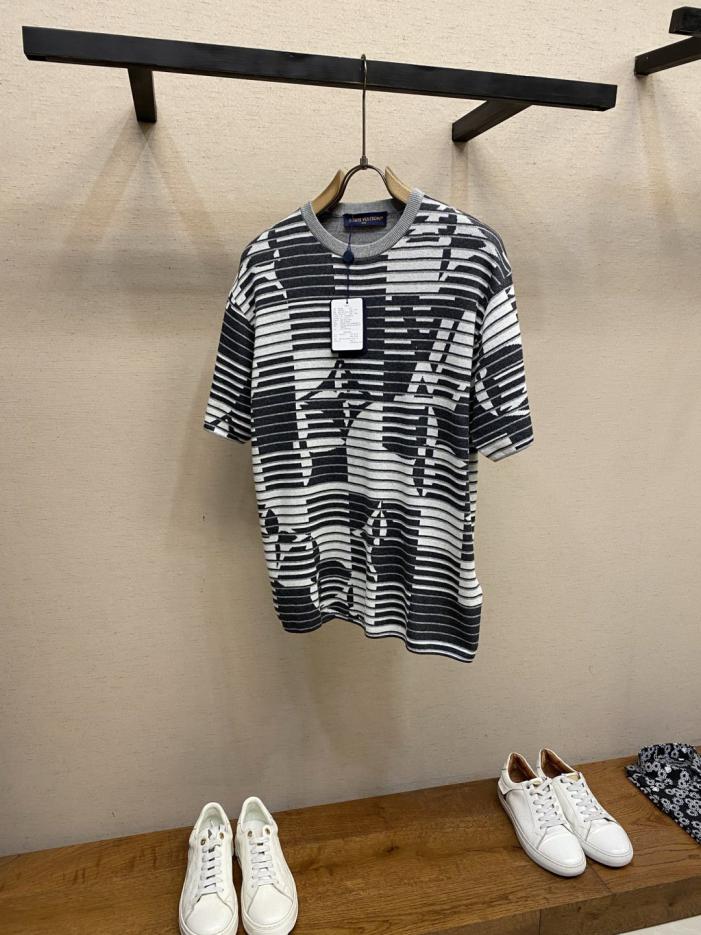designer,replica,clothing,fake,1:1,lv,luxury,high quality LV monogram floral jacquard color-blocked striped knit short-sleeved top (UBAOY5) designer,replica,clothing,fake,1:1,lv,luxury,high quality LV monogram floral jacquard color-blocked striped knit short-sleeved top (UBAOY5)