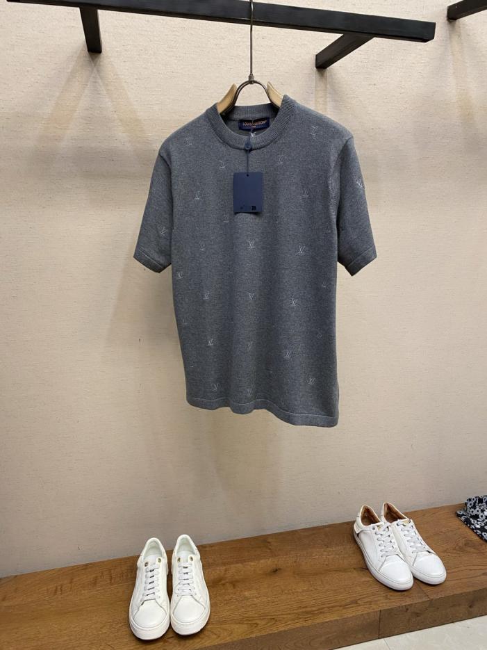 designer,replica,clothing,fake,1:1,lv,luxury,high quality LV vintage grey embroidered Monogram logo knit crew neck short-sleeved top (GJLCMA) designer,replica,clothing,fake,1:1,lv,luxury,high quality LV vintage grey embroidered Monogram logo knit crew neck short-sleeved top (GJLCMA)