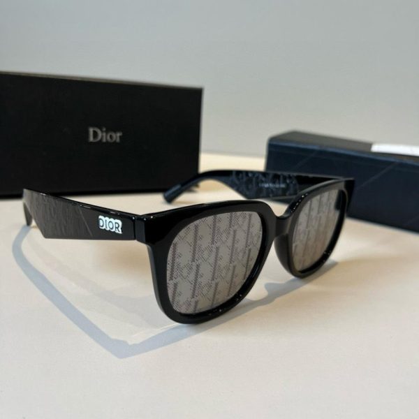 designer,replica,clothing,fake,1:1,lv,luxury,high quality Dior Men’s Collection: Temples adorned with an embossed Dior logo (WY3K7L)