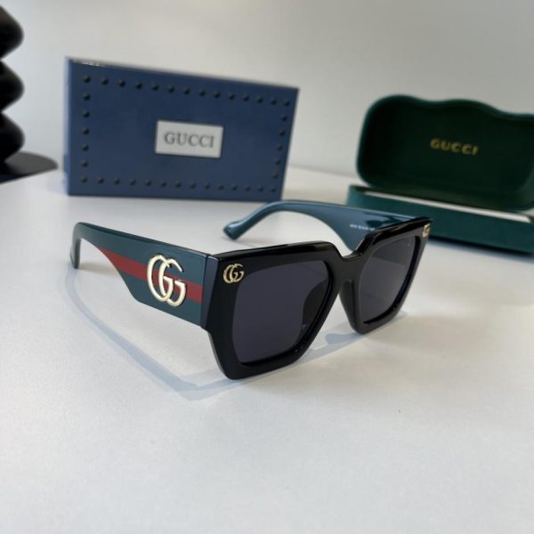 designer,replica,clothing,fake,1:1,lv,luxury,high quality Gucci’s official early spring collection features new oversized sunglasses worn by many celebrities (H7CIT9).