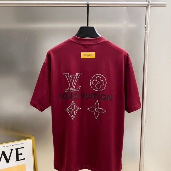 designer,replica,clothing,fake,1:1,lv,luxury,high quality Louis Vuitton Spring/Summer New Arrival: Classic monogrammed design with metal and pearl details, custom double-yarn plain cotton short-sleeved T-shirt (D5FNT0).