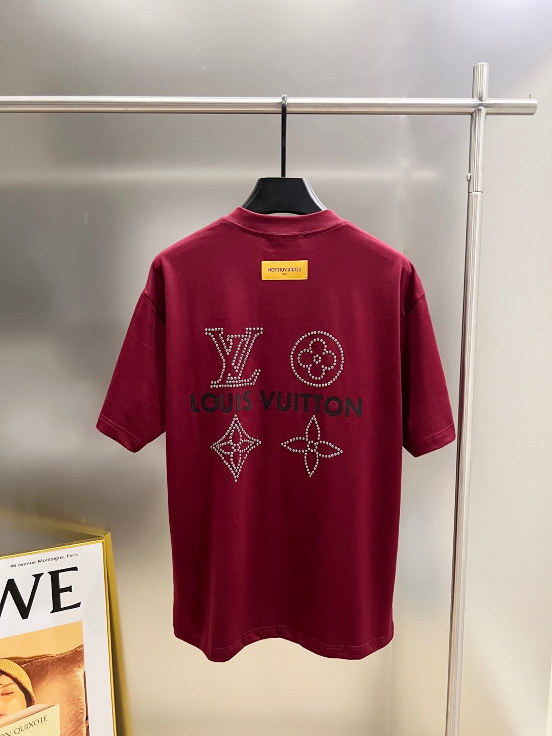 designer,replica,clothing,fake,1:1,lv,luxury,high quality Louis Vuitton Spring/Summer New Arrival: Classic monogrammed design with metal and pearl details, custom double-yarn plain cotton short-sleeved T-shirt (D5FNT0). designer,replica,clothing,fake,1:1,lv,luxury,high quality Louis Vuitton Spring/Summer New Arrival: Classic monogrammed design with metal and pearl details, custom double-yarn plain cotton short-sleeved T-shirt (D5FNT0).