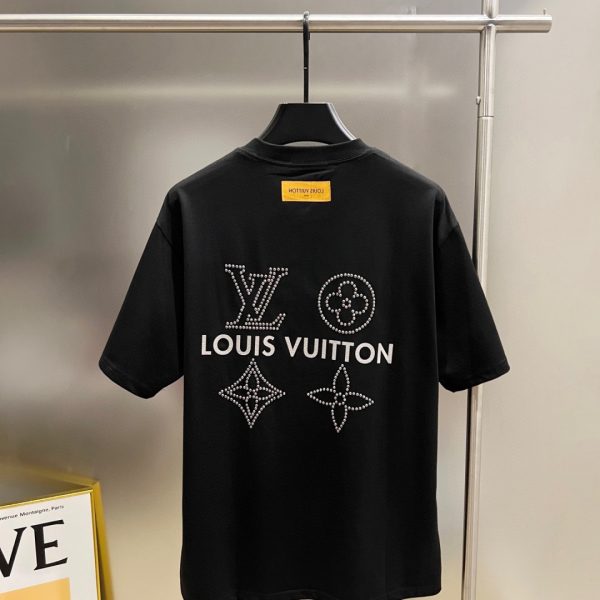 designer,replica,clothing,fake,1:1,lv,luxury,high quality Louis Vuitton Spring/Summer New Arrival: Classic monogrammed design with metal and pearl details, custom double-yarn plain cotton short-sleeved T-shirt (SAWJBG)