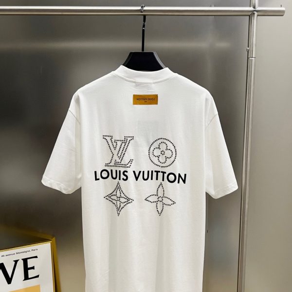 designer,replica,clothing,fake,1:1,lv,luxury,high quality Louis Vuitton Spring/Summer New Arrival: Classic monogrammed design with metal and pearl details, custom double-yarn plain cotton short-sleeved T-shirt (VU8Y8W)