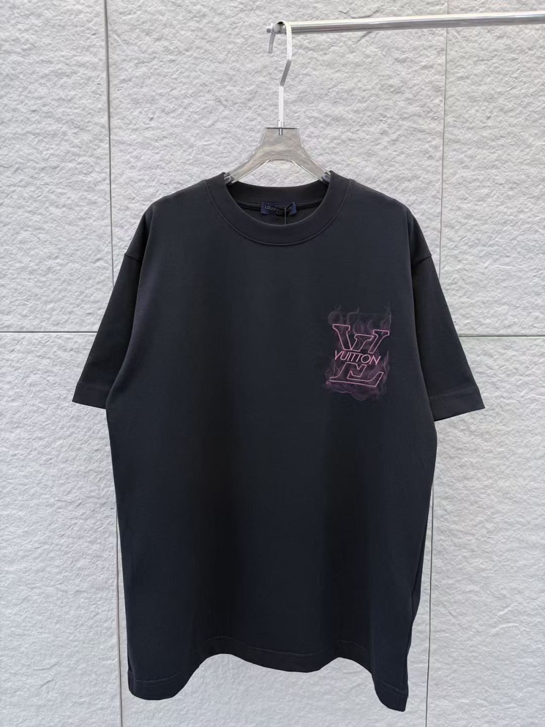 designer,replica,clothing,fake,1:1,lv,luxury,high quality LV Spring/Summer New Arrival: Flame Print + Embroidery Crew Neck Short-Sleeve T-Shirt (Z5M2YZ) designer,replica,clothing,fake,1:1,lv,luxury,high quality LV Spring/Summer New Arrival: Flame Print + Embroidery Crew Neck Short-Sleeve T-Shirt (Z5M2YZ)