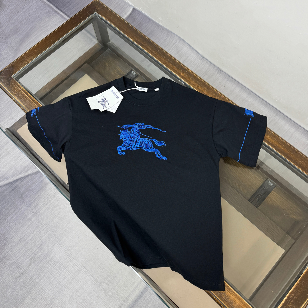 designer,replica,clothing,fake,1:1,lv,luxury,high quality BURBERRY’s latest embroidered horse logo short-sleeved T-shirt (V8BE86) is a versatile piece. designer,replica,clothing,fake,1:1,lv,luxury,high quality BURBERRY’s latest embroidered horse logo short-sleeved T-shirt (V8BE86) is a versatile piece.