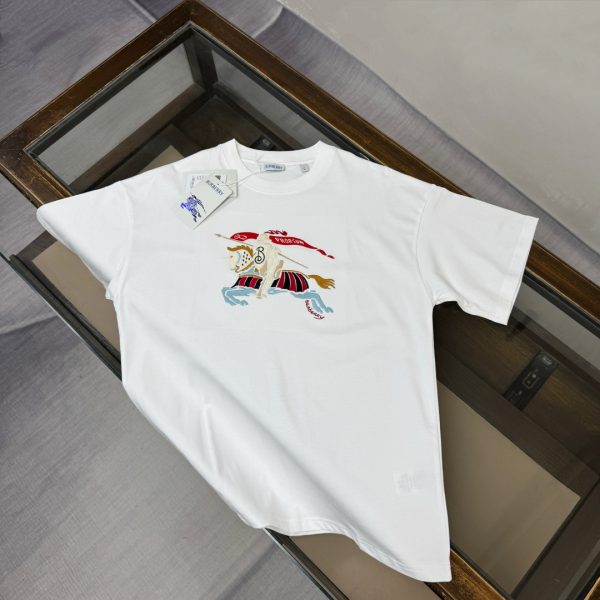 designer,replica,clothing,fake,1:1,lv,luxury,high quality BURBERRY’s latest equestrian knight logo color embroidery heavy-duty logo versatile short-sleeved T-shirt (WAQDWC)