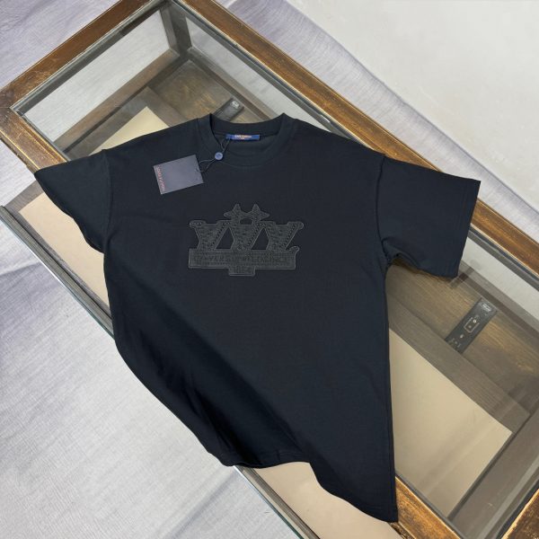 designer,replica,clothing,fake,1:1,lv,luxury,high quality Louis Vuitton’s latest heavy-duty embroidered logo print versatile short-sleeved T-shirt (1FCL21)