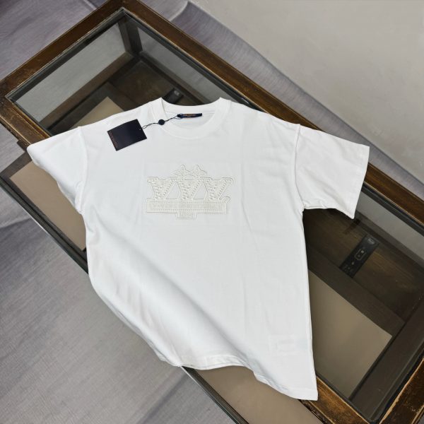 designer,replica,clothing,fake,1:1,lv,luxury,high quality Louis Vuitton’s latest heavy-duty embroidered logo print short-sleeved T-shirt (CO9KY8)