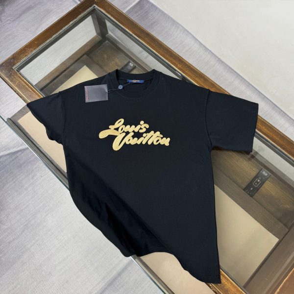 designer,replica,clothing,fake,1:1,lv,luxury,high quality Louis Vuitton’s latest heavy-duty embroidered logo print versatile short-sleeved T-shirt (E32FFL)