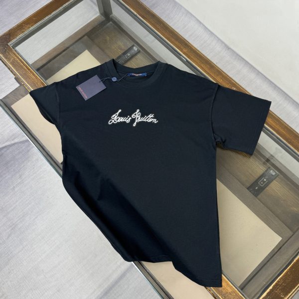 designer,replica,clothing,fake,1:1,lv,luxury,high quality Louis Vuitton’s latest heavy-duty embroidered logo print versatile short-sleeved T-shirt (LNR7BB)
