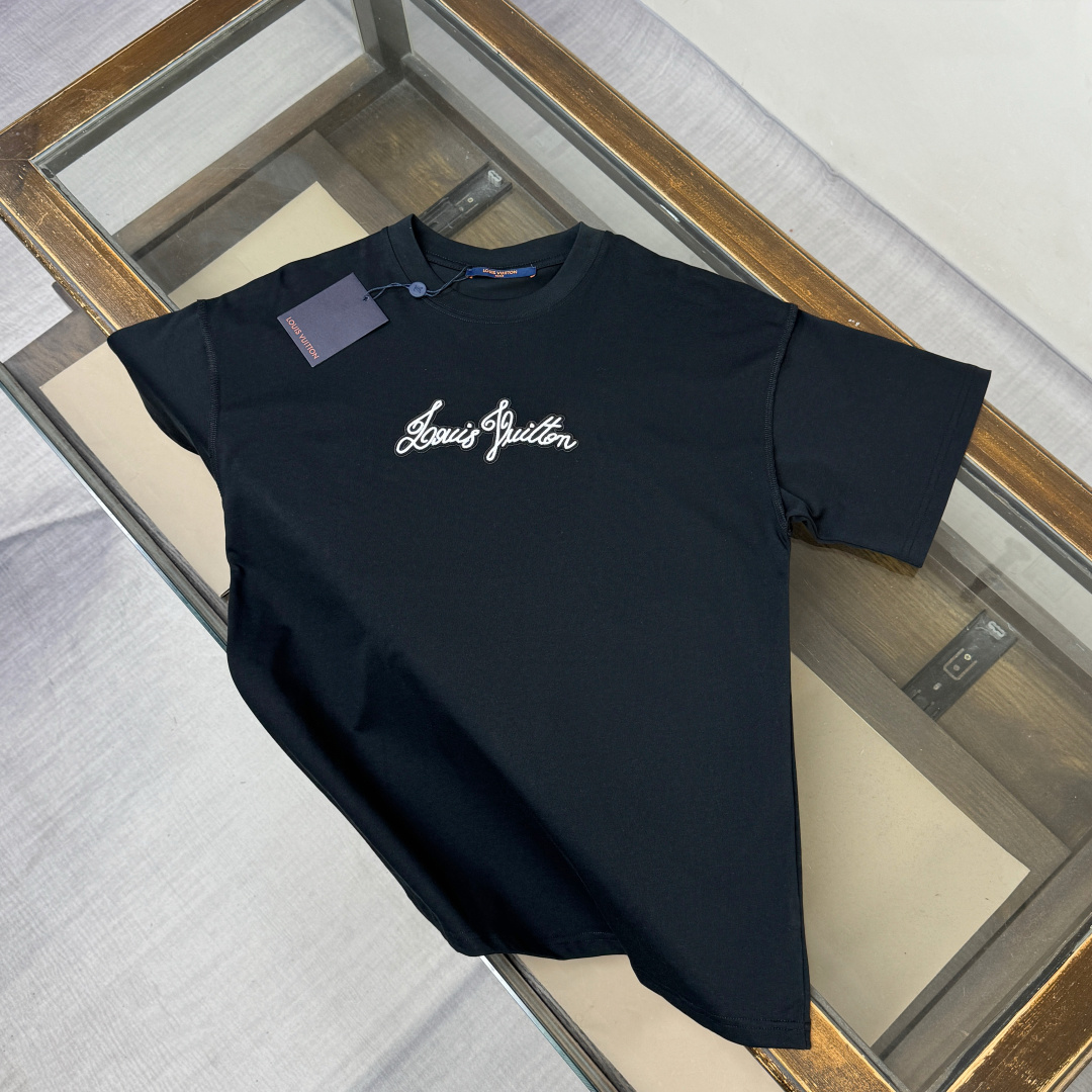 designer,replica,clothing,fake,1:1,lv,luxury,high quality Louis Vuitton’s latest heavy-duty embroidered logo print versatile short-sleeved T-shirt (LNR7BB) designer,replica,clothing,fake,1:1,lv,luxury,high quality Louis Vuitton’s latest heavy-duty embroidered logo print versatile short-sleeved T-shirt (LNR7BB)
