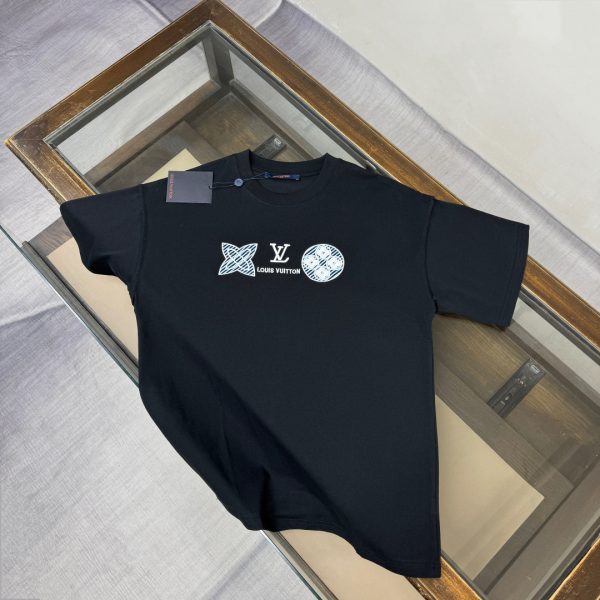 designer,replica,clothing,fake,1:1,lv,luxury,high quality Louis Vuitton’s latest heavy-duty embroidered logo print versatile short-sleeved T-shirt (M0XBL2)
