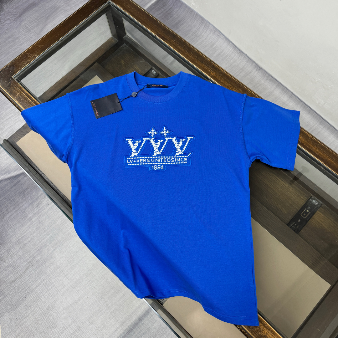 designer,replica,clothing,fake,1:1,lv,luxury,high quality Louis Vuitton’s latest heavy-duty embroidered logo print versatile short-sleeved T-shirt (XYXFX9) designer,replica,clothing,fake,1:1,lv,luxury,high quality Louis Vuitton’s latest heavy-duty embroidered logo print versatile short-sleeved T-shirt (XYXFX9)