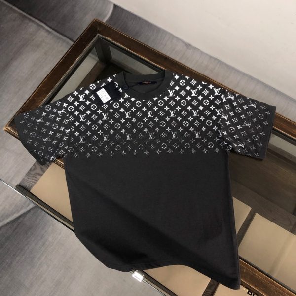 designer,replica,clothing,fake,1:1,lv,luxury,high quality Louis Vuitton round neck short-sleeved shirt (V1498K) – same style as those sold in Louis Vuitton boutiques