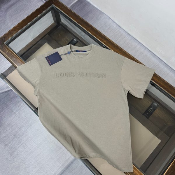 designer,replica,clothing,fake,1:1,lv,luxury,high quality Louis Vuitton’s latest simple and stylish logo letter short-sleeved T-shirt (1CVXGL)