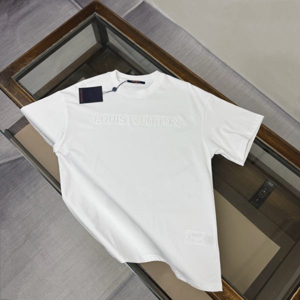 designer,replica,clothing,fake,1:1,lv,luxury,high quality Louis Vuitton’s latest simple and stylish logo lettering short-sleeved T-shirt (HUY1ZA)