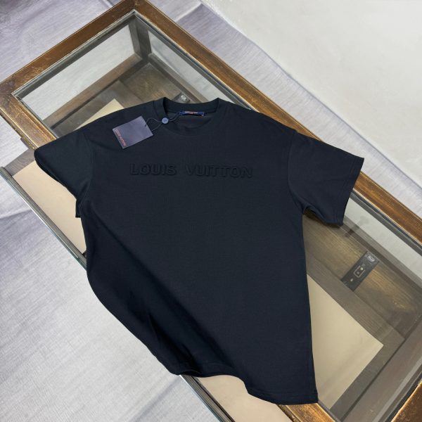 designer,replica,clothing,fake,1:1,lv,luxury,high quality Louis Vuitton’s latest simple and stylish logo lettering short-sleeved T-shirt (ZIKOUX)