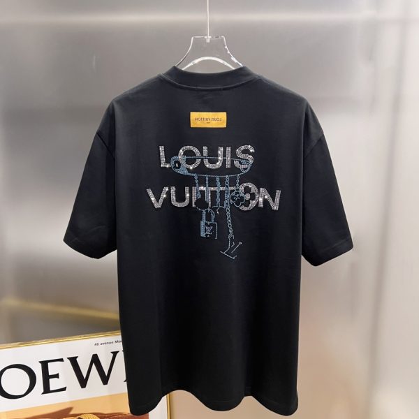 designer,replica,clothing,fake,1:1,lv,luxury,high quality Louis Vuitton Spring/Summer New Arrival: Short-sleeved T-shirt with large V-shaped logo and Middle Eastern/Australian diamond detailing, made of custom double-yarn plain cotton fabric (3ND1U6).