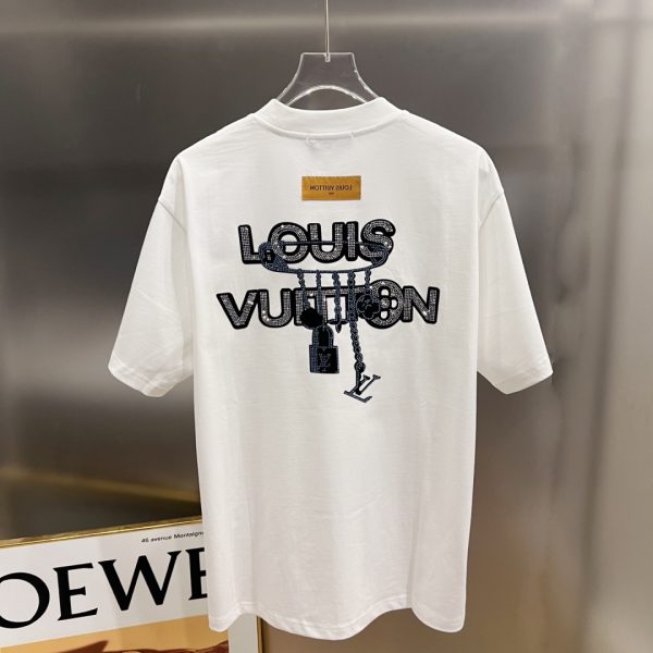 designer,replica,clothing,fake,1:1,lv,luxury,high quality Louis Vuitton Spring/Summer New Arrival: Short-sleeved T-shirt with large V-shaped lettering and Middle Eastern/Australian diamond detailing, made of custom double-yarn plain cotton fabric (YGYZRW).