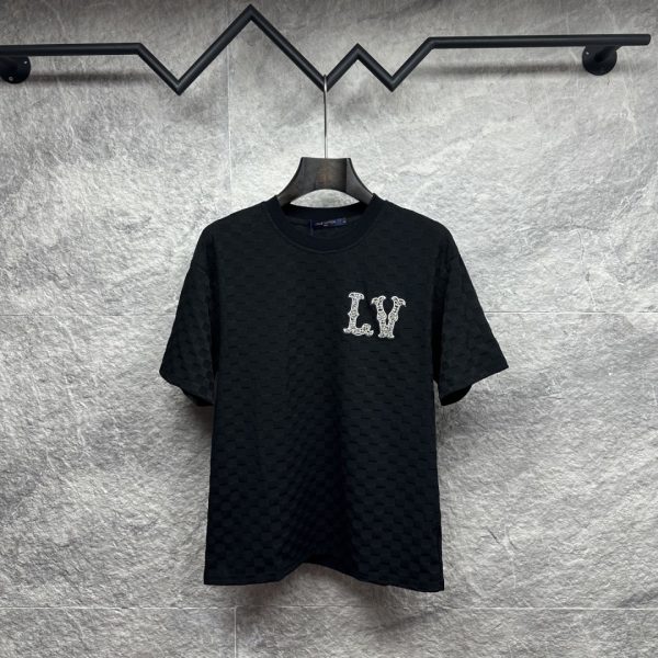 designer,replica,clothing,fake,1:1,lv,luxury,high quality New LV Damier Pattern Embroidered Logo Short-Sleeve T-Shirt for Couples (U5XTYC)