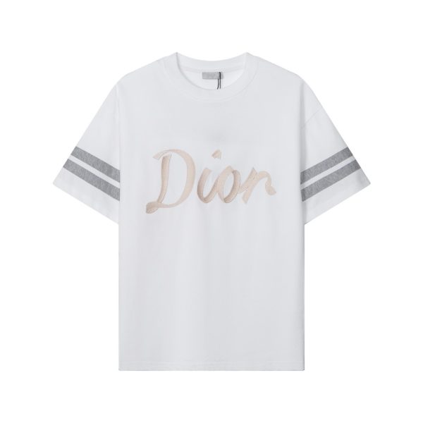 designer,replica,clothing,fake,1:1,lv,luxury,high quality High-quality Dior crew neck short-sleeved shirt with embroidered logo on the front and back (KKM1XL)