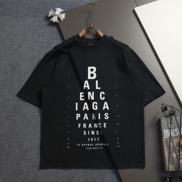 designer,replica,clothing,fake,1:1,lv,luxury,high quality BALENCIAGA logo print with distressed and worn-out details, featuring a refined and upgraded logo design. Official style short-sleeved T-shirt (5KF6CA).