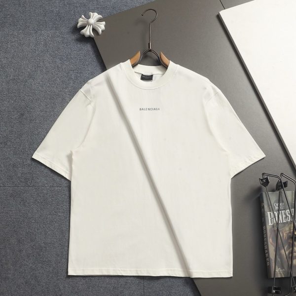 designer,replica,clothing,fake,1:1,lv,luxury,high quality BALENCIAGA’s classic, simple logo with reflective printing has been refined and upgraded. Official style short-sleeved T-shirt (AW7X7Z).