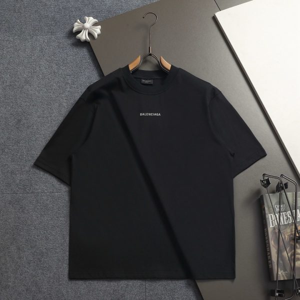 designer,replica,clothing,fake,1:1,lv,luxury,high quality BALENCIAGA’s classic, simple logo with reflective printing has been refined and upgraded. Official style short-sleeved T-shirt (E9IVI3)