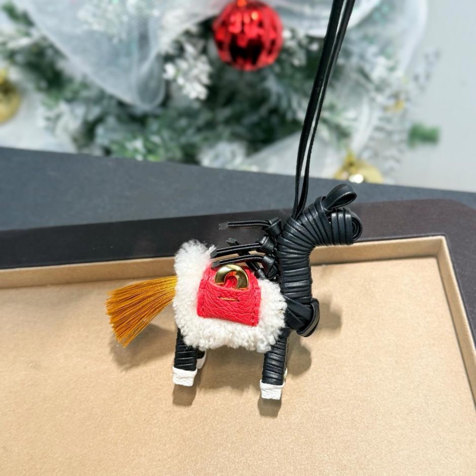 designer,replica,clothing,fake,1:1,lv,luxury,high quality Genuine leather high-quality Songmont “Horse Riding for Joy” series ponies pendant (HAWGKR)