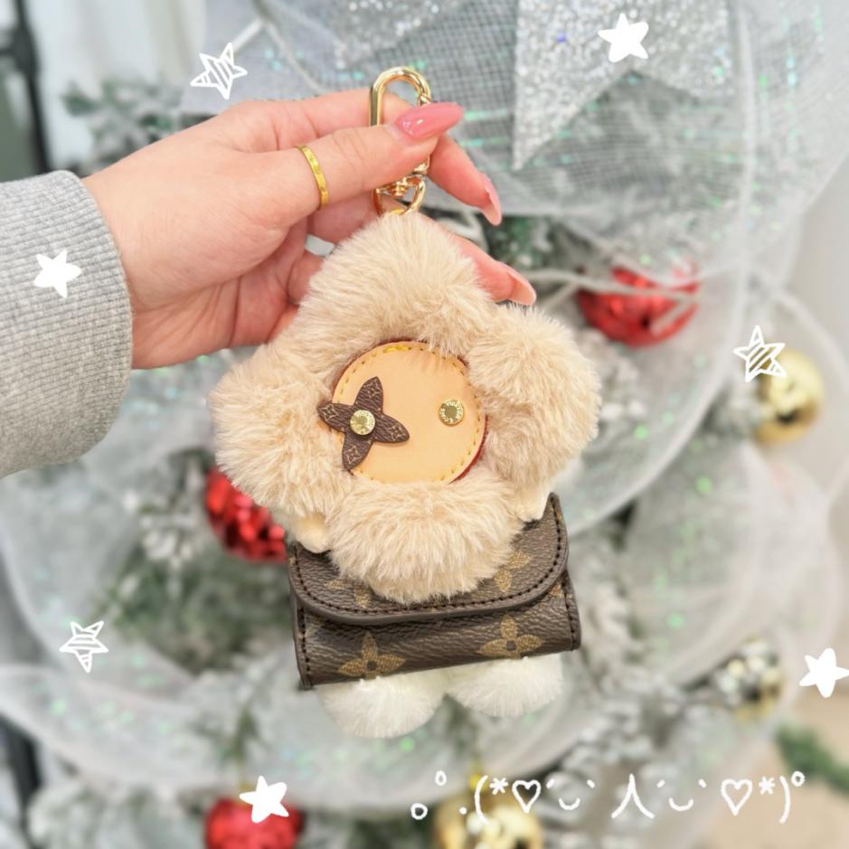 designer,replica,clothing,fake,1:1,lv,luxury,high quality LV Vivian plush toy earphone bag charm (DR3TND)
