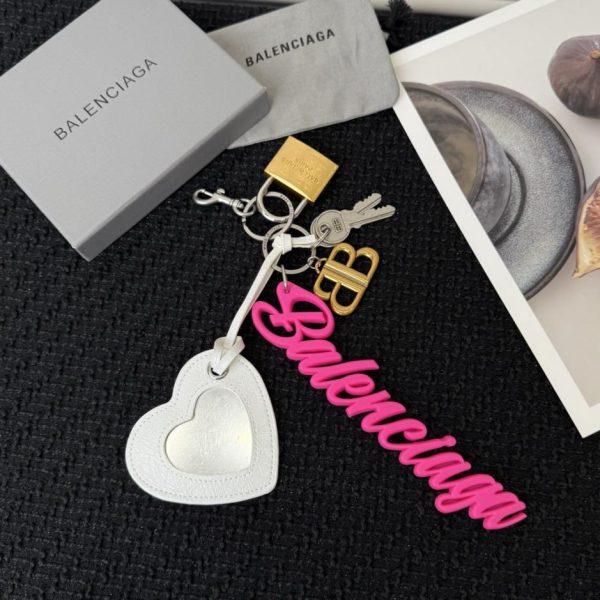 designer,replica,clothing,fake,1:1,lv,luxury,high quality New Arrival: Balenciaga Rodeo Heart-Shaped Mirror Keychain/Pendant (GJ6VXM) – Mirror with Coating, Comes with Small Box