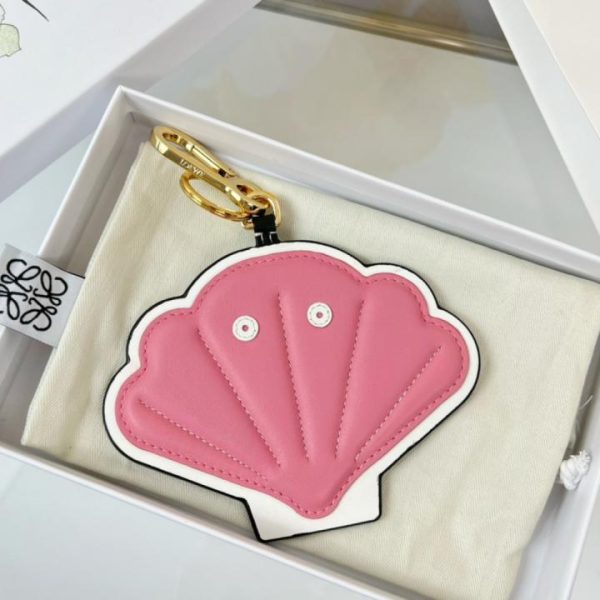 designer,replica,clothing,fake,1:1,lv,luxury,high quality New Loewe leather keychain/car keychain, Shell Charm series, seashell pendant (CZ6WCH)