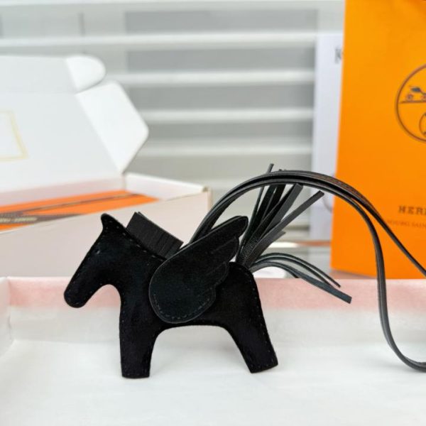 designer,replica,clothing,fake,1:1,lv,luxury,high quality New suede (faux leather) Hermes Rodeo pegase suede keychain/bag charm, handcrafted with exquisite stitching (81MTUF).