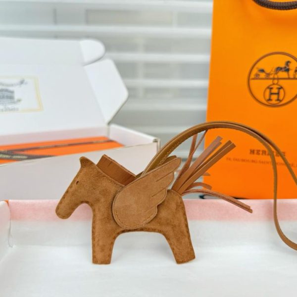 designer,replica,clothing,fake,1:1,lv,luxury,high quality New suede (faux leather) Hermes Rodeo Pegasus keychain/bag charm, handcrafted with exquisite stitching (CKRM0L).
