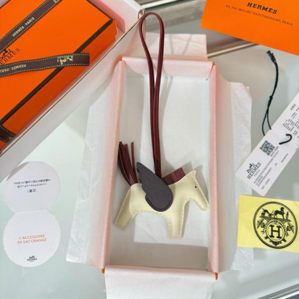 designer,replica,clothing,fake,1:1,lv,luxury,high quality New Hermès Rodeo Pegase bag charm/keychain, hand-stitched in lambskin (E9RJEQ).